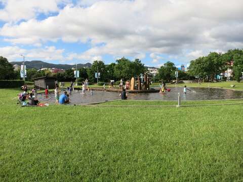 内湖レジャー運動公園の水遊び池がオープン