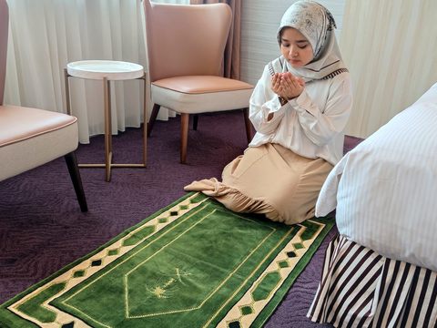 穆斯林旅客使用飯店提供之禮拜毯進行禮拜(圖片來源：臺北市政府觀光傳播局)