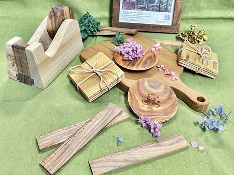 多種木材再利用所製小物，固碳又實用。(圖片來源：臺北市政府工務局大地工程處)