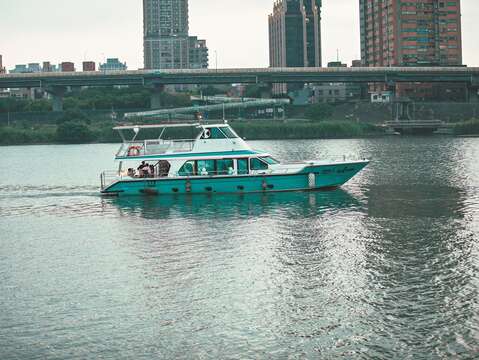 搭乘藍色水路遊船悠遊淡水河，體驗台北水上風情。（攝影／鄒保祥）