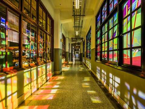 The scenery created by the light and shadows in the corridor is also one of the highlights in East Tobacco Factory (東向製菸工廠). (Photo‧Te Fan Wang)