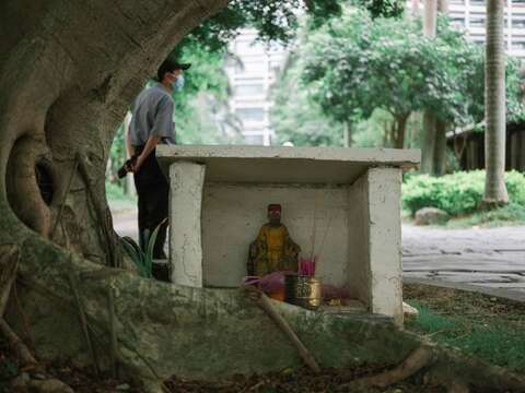 The little Temple of the Tudi Po, the Earth Goddess, under the tree used to safeguard the employees within the factory, and it continues to watch over the visiting tourists today.