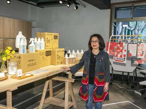 This year, Chang has launched an item called “Eco Cal® Laundry Detergent,” which embodies her commitment to sustainability and environmental protection.
