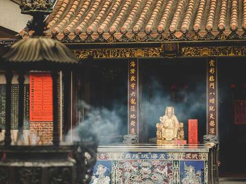 台北霞海城隍廟は重要な史跡であり、大稲埕の精神的な中心でもあります。（写真‧字語映像制作）