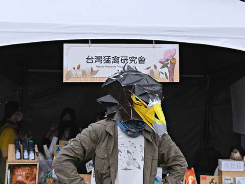 現場另有鳥類相關團體設攤宣傳(圖片來源：產業發展局- 臺北市動物保護處)