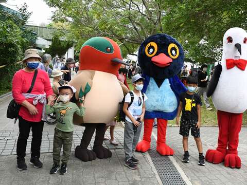 博覽會吉祥物與民眾合照(圖片來源：產業發展局- 臺北市動物保護處)