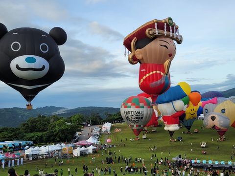 熊讚熱氣球參加「2023臺灣國際熱氣球嘉年華」開幕活動與現場20多顆國內外各式造型熱氣球一起繽紛亮相(圖片來源：臺北市政府觀光傳播局)