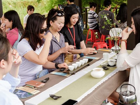 貓空茶人在特色茶莊擺設茶席，邀請大家一起來泡茶(圖片來源：臺北市政府觀光傳播局)