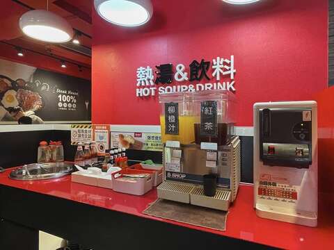 台湾のステーキハウスでは台湾式のコーンスープと飲み物を提供しているので、より快適な時間が過ごせます。