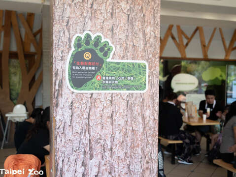 用餐區梁柱上的保育小知識(圖片來源：臺北市立動物園)