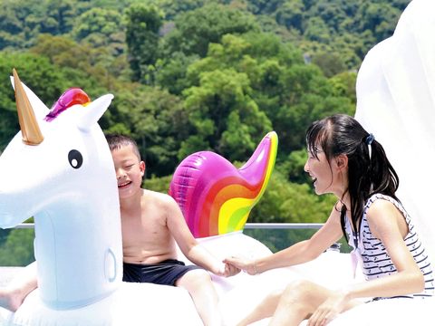 「Fun暑假 童樂趣」住房專案，親子同游戶外無邊際泳池(圖片來源：台北士林萬麗酒店)