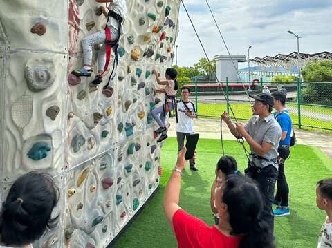 內湖休閒運動公園攀岩體驗營，小朋友在教練指導下奮力往上爬(圖片來源：臺北市政府工務局衛生下水道工程處)