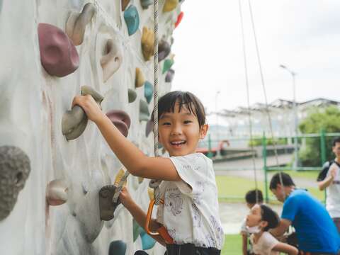 內湖休閒運動公園攀岩體驗營，小朋友開心學習攀岩(圖片來源：臺北市政府工務局衛生下水道工程處)