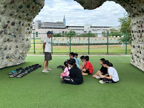 內湖休閒運動公園攀岩體驗營，小朋友認真聆聽教練解說(圖片來源：臺北市政府工務局衛生下水道工程處)