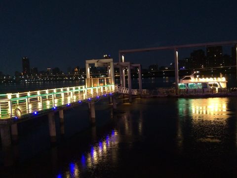 河岸及船舶的燈光顯得耀眼動人。(圖片來源：臺北市政府觀光傳播局)