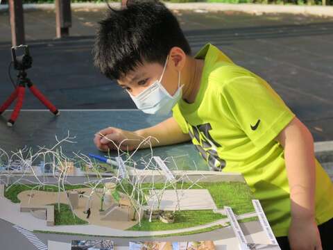 本次兒童遊戲場改善，可讓孩童在各個角度觀察公園的生態環境(圖片來源：臺北市政府工務局公園路燈工程管理處)