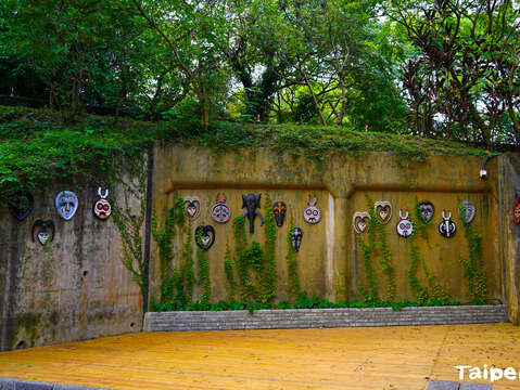 非洲藝術區的小舞台可以提供學校社團來演出(圖片來源：臺北市立動物園)