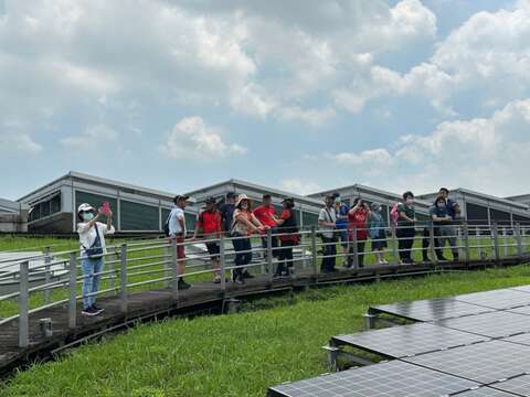 《綠典工程師》課程可以上屋頂鳥瞰綠建築。(圖片來源：臺北市政府工務局公園路燈工程管理處)