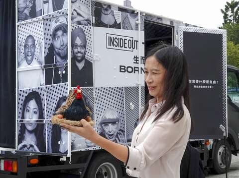 家樂福基金會夥伴特別攜帶代表經濟動物權的蛋雞作為拍攝道具表達追求跨物種的自由訴求(圖片來源：臺北市政府文化局)