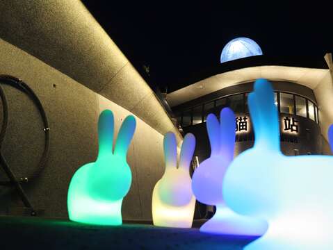 晚上可愛兔燈座椅(圖片來源：臺北大眾捷運股份有限公司)