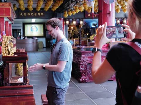 英國部落客Suitcase Monkey前往指南宮體驗在地宗教文化(圖片來源：臺北市政府觀光傳播局)