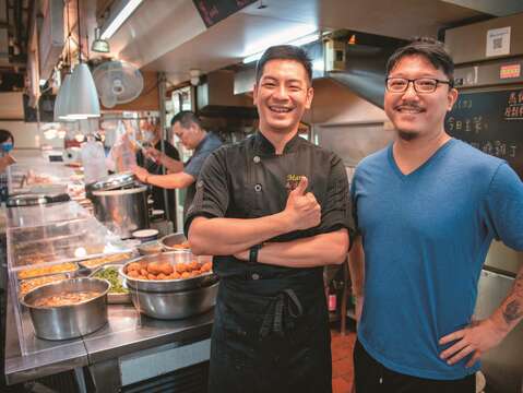 P27 圖4_徐民勳（右）是「馬師廚房原創料理」的常客，對老闆馬才淯（左）的料理熱情大表讚賞。