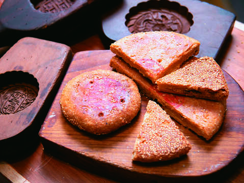 P28圖1_「宜德和志」的漢餅「芝麻蛋黃」降低油糖比例，餅皮口感清爽，內餡甜香不膩。