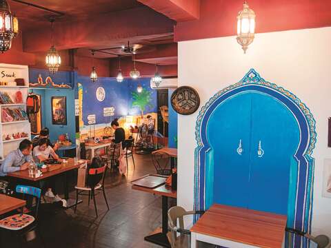 P29 圖4_「塔吉摩洛哥料理」店內彩繪牆面、裝飾，呈現道地摩洛哥風情。