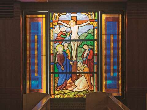P31 圖2 天主教台北聖家堂內的彩繪玻璃以聖經故事為題材繪製。