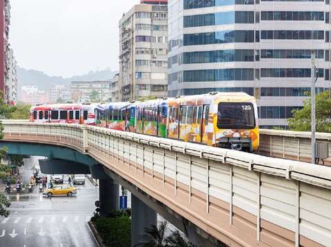 設置ESG彩繪列車等方式，將永續發展、淨零排放的概念向民眾推廣，使用捷運、公車等大眾運輸或共享運具穿梭都市(圖片來源：臺北大眾捷運股份有限公司)
