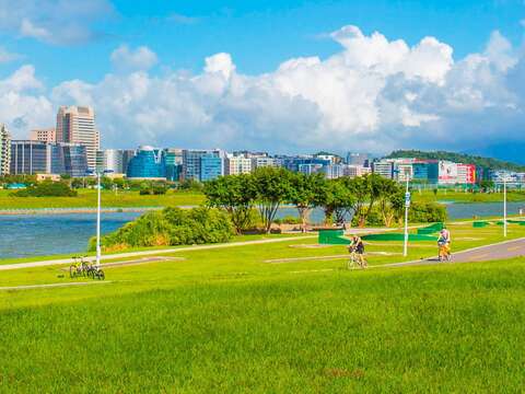 河濱公園是台北市民假日騎單車的最佳去處(圖片來源：臺北市政府工務局水利工程處)