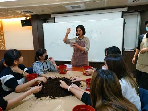 學生透過實際接觸認識土壤特性(圖片來源：臺北市青少年發展暨家庭教育中心)