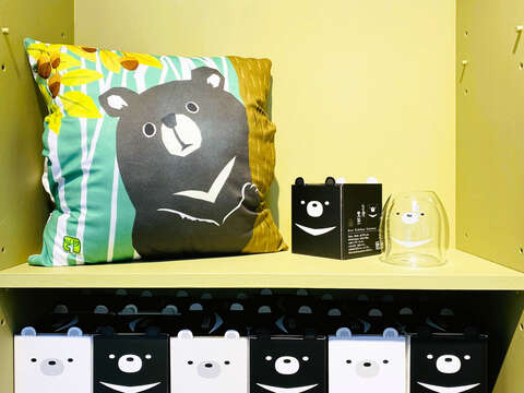 台灣黑熊抱枕及玻璃杯(圖片來源：臺北市立動物園)