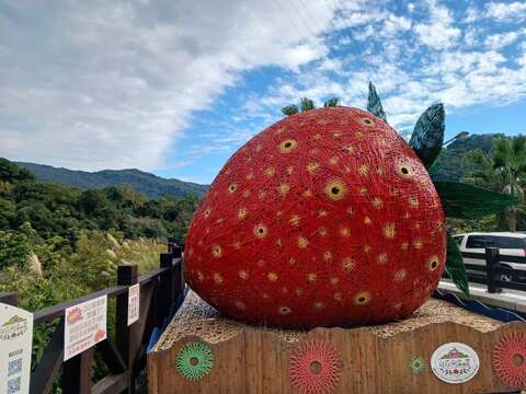 白石湖吊橋旁草莓裝飾藝術(圖片來源：臺北市政府工務局大地工程處)