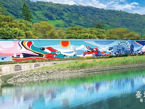 《白日．夢台北》是長達400公尺長壁畫 以龍舟競賽為主題(圖片來源：臺北市政府工務局水利工程處)