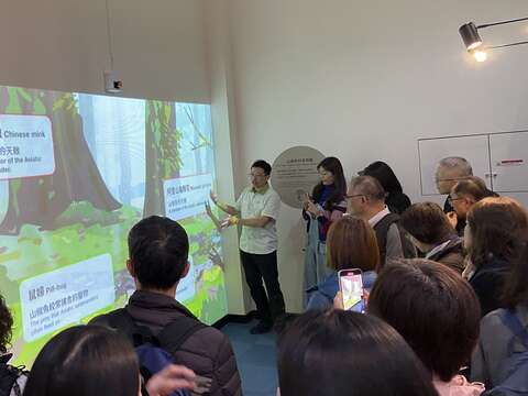 策展人導覽互動多媒體的學習方式(圖片來源：臺北市立動物園)