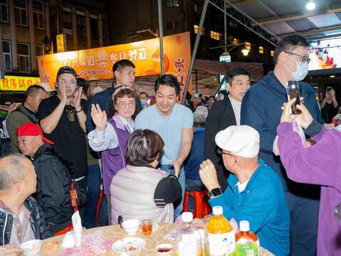 蔣萬安市長與市民及攤商合照(圖片來源：臺北市市場處)