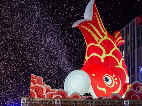 「魚躍西門」吐出泡泡與主燈秀共演，帶來雪花紛飛般的浪漫氛圍。(圖片來源：臺北市政府觀光傳播局)