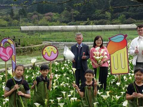 來賓們與孩子們在海芋花田歡喜合影(圖片來源：臺北市政府產業發展局)
