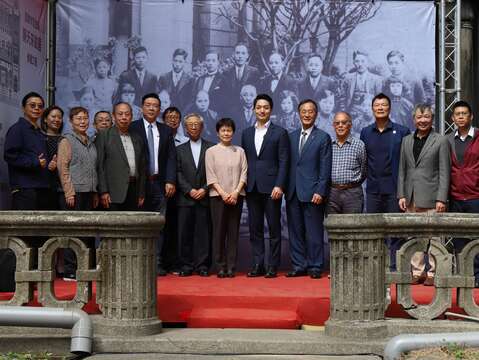 蔣萬安市長與陳家後代合影，一同出席見證百年故居修復重要里程碑。(圖片來源：臺北市政府文化局)
