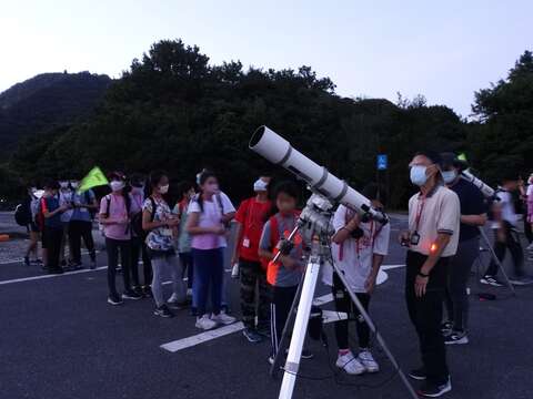 望遠鏡觀星活動(圖片來源：臺北市立天文科學教育館)