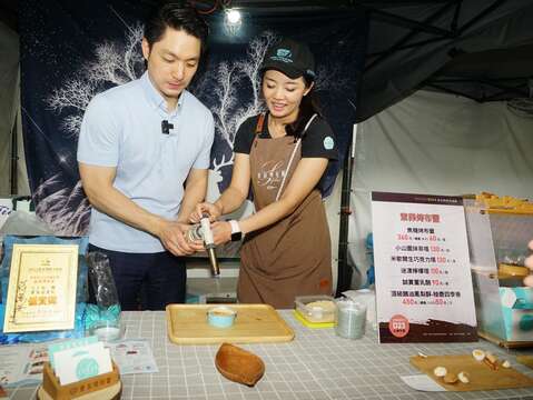 店家教導市長蔣萬安如何烤布蕾(圖片來源：臺北市政府秘書處媒體事務組)