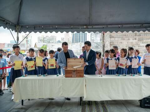 蔣市長及局長將祈願放入「祈福時光盒」中。(圖片來源：臺北市政府文化局)