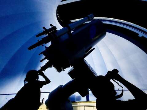 專業望遠鏡夜間觀星(圖片來源：臺北市立天文科學教育館)