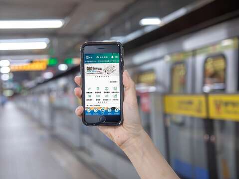 隨時透過手機App頁面，查詢搭車相關資訊，像是旅遊票、路線及班距、路網圖與車站資訊(圖片來源：臺北大眾捷運股份有限公司)