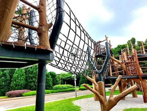 吊網橋可以訓練孩童的平衡感。(圖片來源：臺北市政府工務局公園路燈工程管理處)