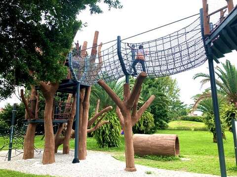 吊網橋可以訓練孩童的平衡感，也可眺望公園遠景。(圖片來源：臺北市政府工務局公園路燈工程管理處)