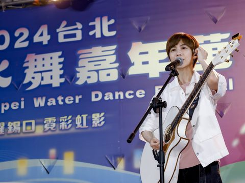 魏嘉瑩自彈自唱，現場觀眾聽得如痴如醉(圖片來源：臺北市政府觀光傳播局)