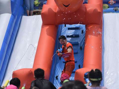 蔣萬安市長與現場市民小朋友一同戲水，共享歡樂時光(圖片來源：臺北自來水事業處)