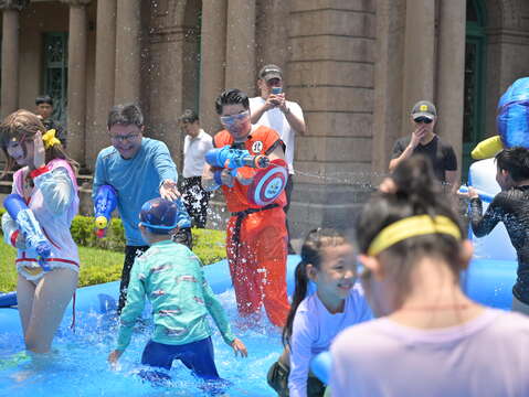 蔣萬安市長與現場市民小朋友一起玩水都不累(圖片來源：臺北自來水事業處)